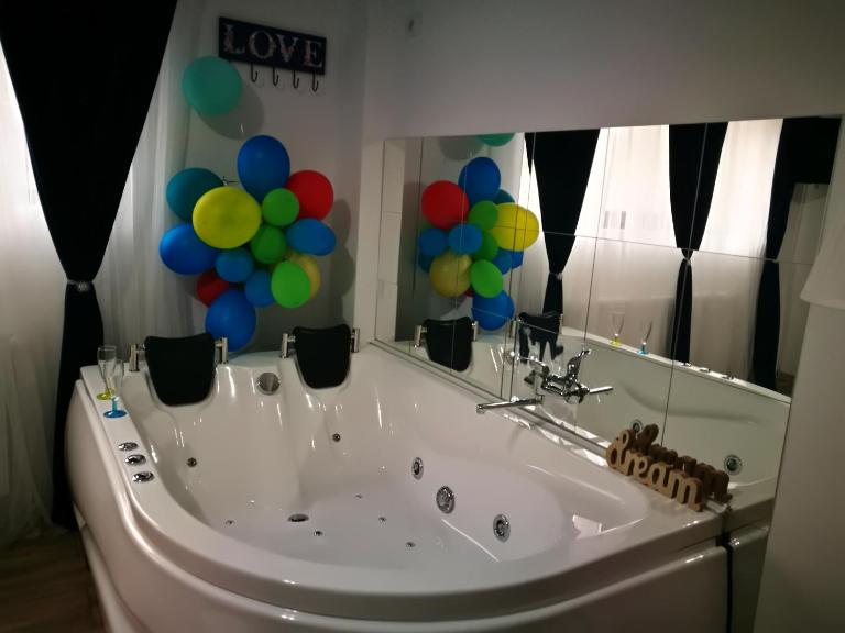 Iași Jacuzzi Apartment F - B&B Iași