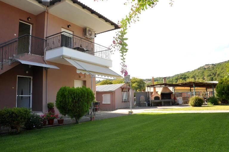The Other Side of Meteora with lush garden, BBQ & pavillion - Ferienwohnung Kalampáka