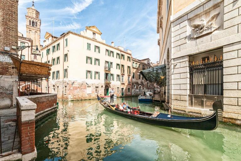 Casanova Fenice - Canal View - Bed and Breakfast Venetië