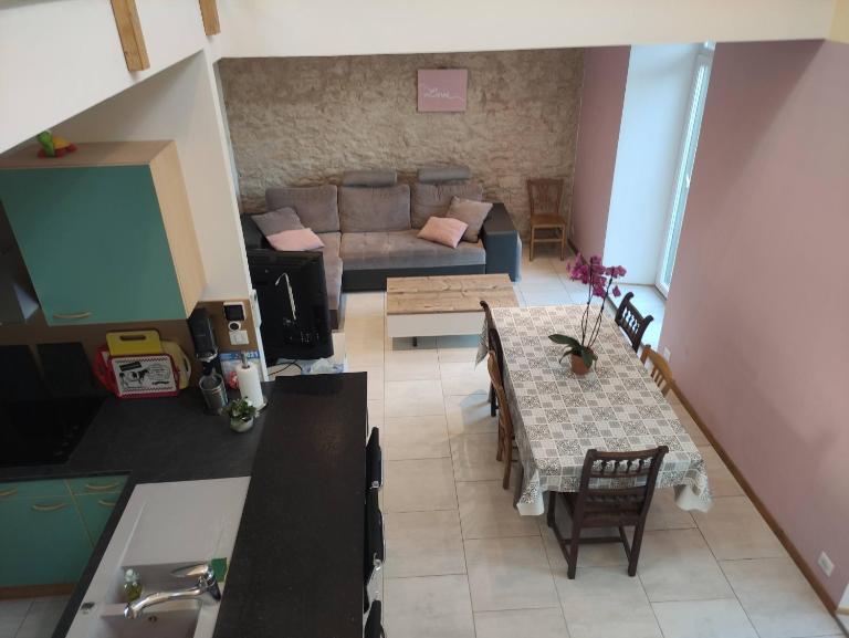 Maison proche gare avec extérieur - B&B Neufchâteau