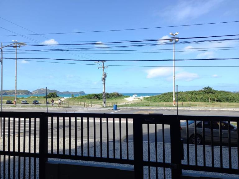 Apto 04 qtos, aconchegante, localizado em prédio frente Praia do Forte - B&B Cabo Frio