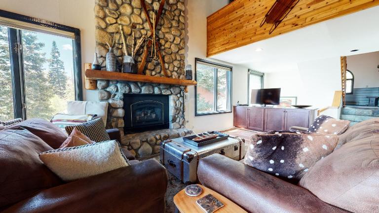 Bridges Townhome 5 Large, Remodeled Mountain View Townhome with Private Jacuzzi, Steps to Eagle Lodge - Bed and Breakfast Mammoth Lakes