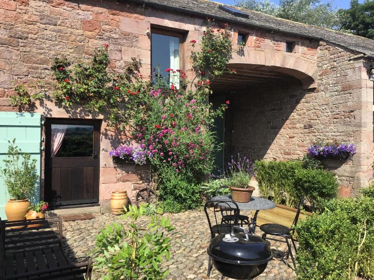 Historic converted byre in courtyard of 16C house - B&B Caldbeck