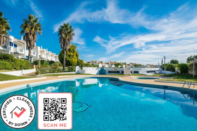 3 bedroom apartment in Oura Albufeira with amazing pool at walking distance to beach, strip and old town, WIFI and AC, private condo - B&B Albufeira