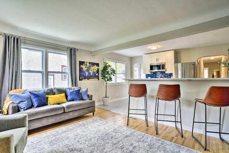 Cozy Home: WiFi, Parking, 5 Mi to Dtwn Mpls! - Chambres d'hôtes Minneapolis