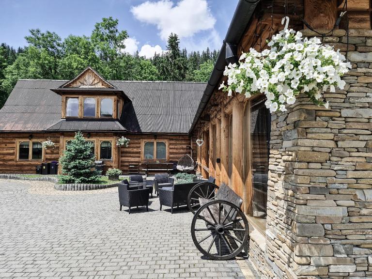 Apartamenty Góralski DACH NAD GŁOWĄ - Bed and Breakfast Poronin