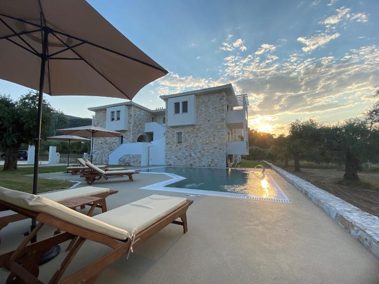 Luminous Luxury Apartments - Chambres d'hôtes Limniónas