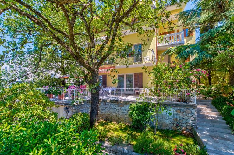 Irena Apartments - Bed and Breakfast Selce