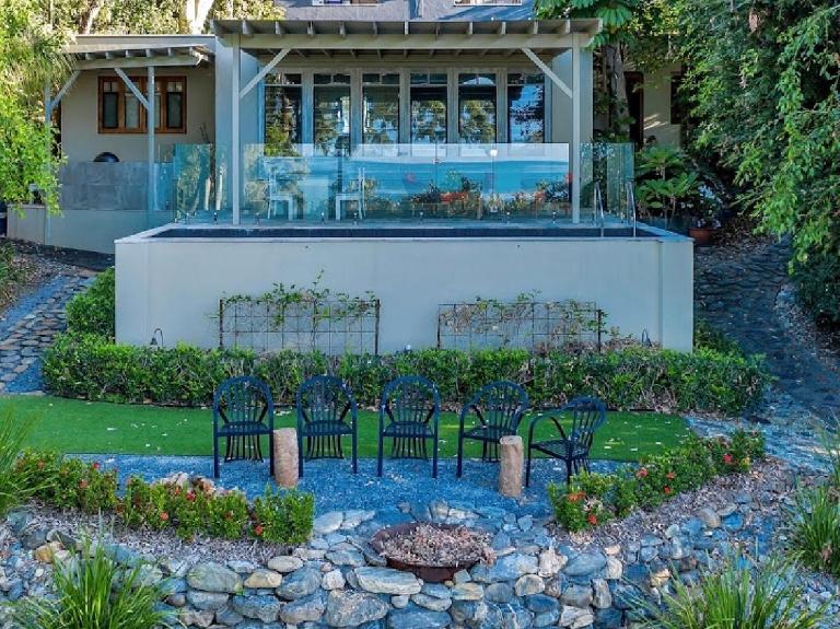Beachfront Dolphin Cabin - Bed and Breakfast Oak Beach