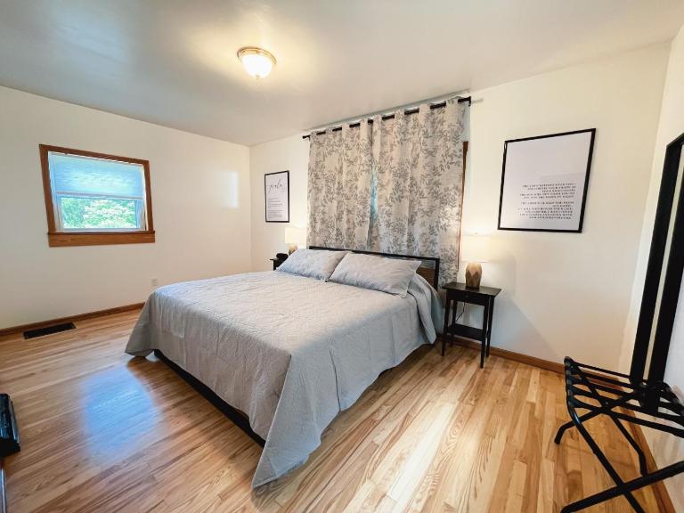 3 Bedroom home outside of Berlin, Patio with Hot Tub! - B&B Millersburg