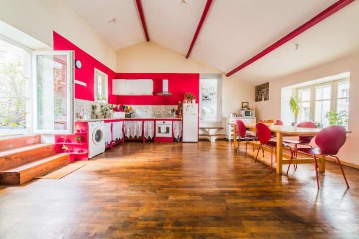 Appartement rouge avec jardin - B&B Eymoutiers