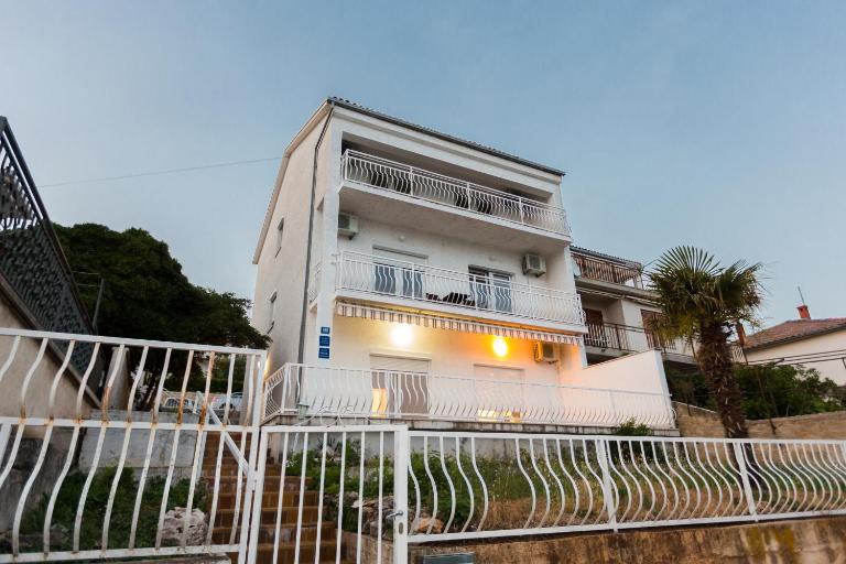 Seaview Studio Apartmani Sleeps 2 - WiFi & Tv - B&B Cirquenizza