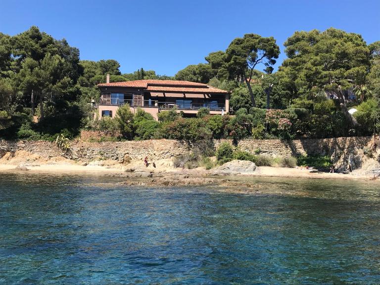 Villa Niel - accès direct mer et piscine chauffée - Bed and Breakfast Hyères