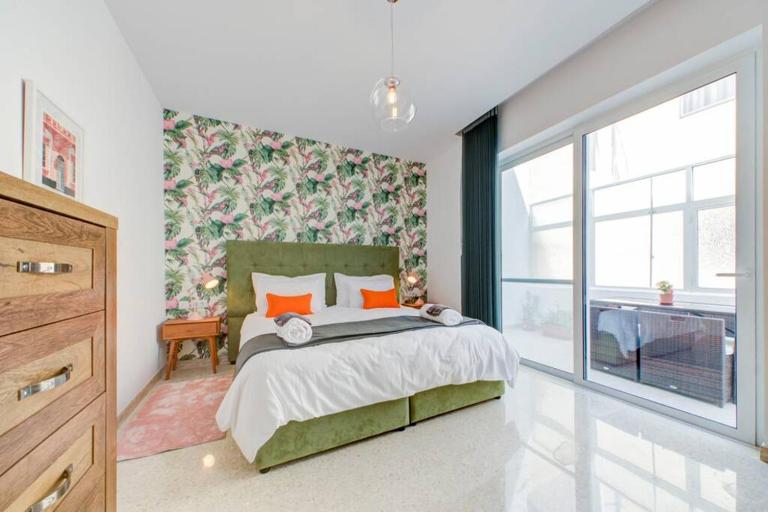 Colorful & Spacious Home with Yard - Close to Xemxija Bay - B&B San Pawl il-Bahar