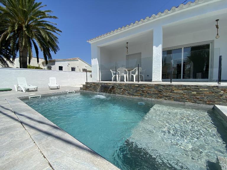 Montsia 23 - Casa con piscina privada en Roses - Chambres d'hôtes Roses