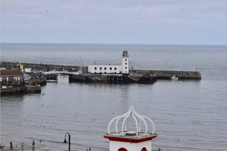 Lighthouse View - Amazing sea and beach view - Free Sky TV including Sports and Movies - Fast WIFI - Free Private Parking - B&B Scarborough