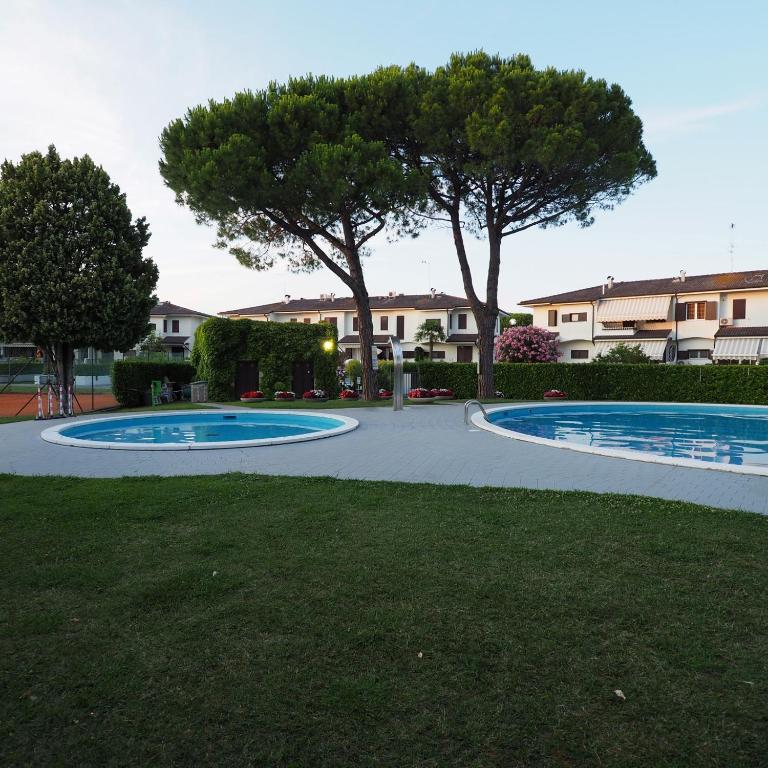 villetta con piscina a due passi dal mare - B&B Duna Verde