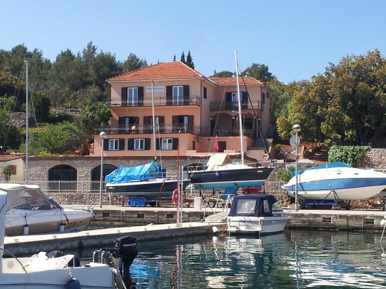 Apartments Dora, with a beautiful view of the bay, near the sea and center - B&B Vrboska