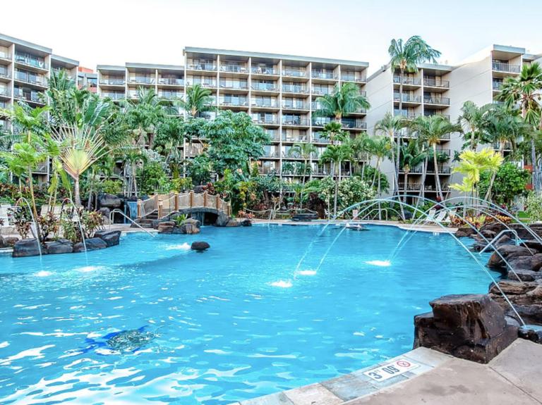 OCEAN VIEW condo with private balcony on 4th floor - Bed and Breakfast Lahaina