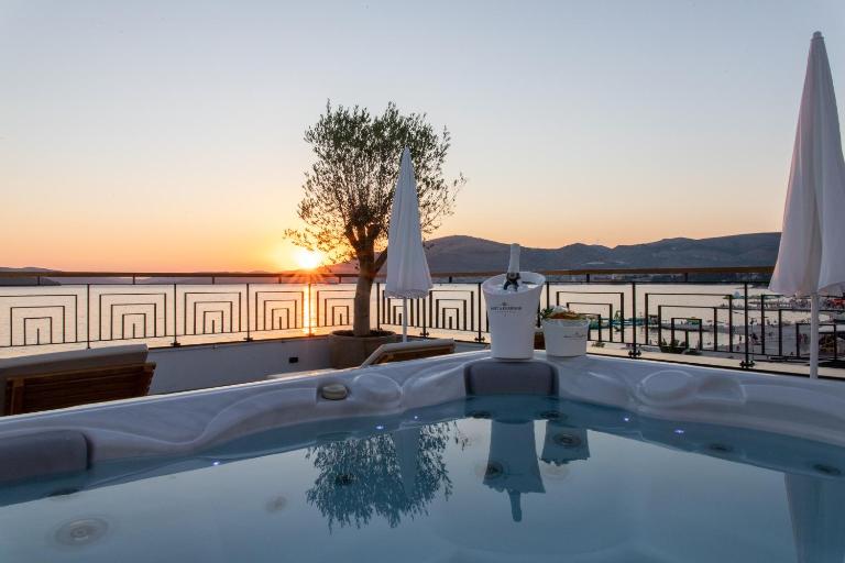 Vagabundo beachfront penthouse - Private jacuzzi & Sunset views - Chambres d'hôtes Trogir