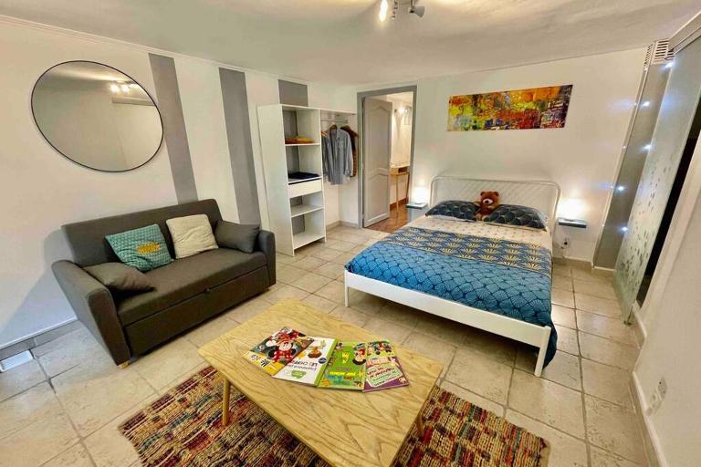 LE JAD Joli F2 proche Gare, Arènes avec terrasse privée - Bed and Breakfast Nîmes