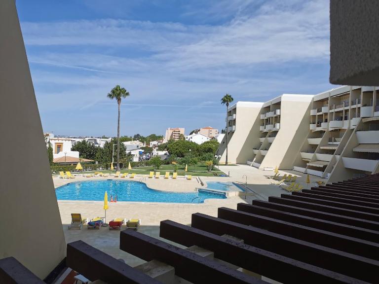 Apartamento T2 Palmeira Galé-Praia da Galé - Bed and Breakfast Guia