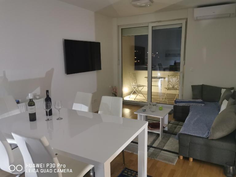 CITY CENTER PEARL #new#free reserved parking in garage elevator direct access#business and pleasure#city view&balcony&sunny&cafes&markets&tram#city center#working room#2 toliets#2 bedrooms - B&B Zagreb