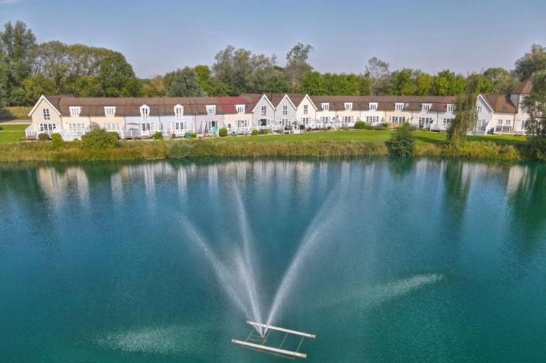 Lakehouse, 36 Isis Lake - B&B Cirencester