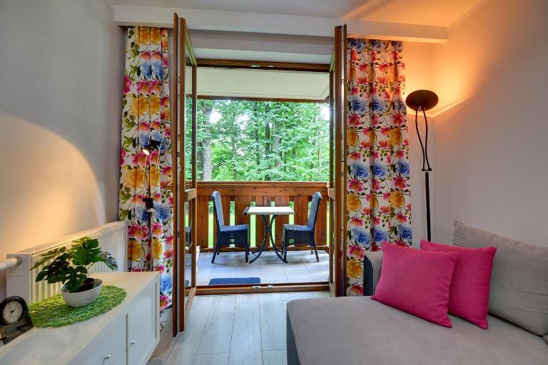 Eleganckie i Stylowe Apartamenty Sun Seasons 24 w Karpaczu z Parkingiem by Noclegi Renters - B&B Karpacz