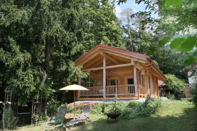 Blockhaus Chalet mit beheizbarem Badefass und Infrarotsauna auf der Terrasse - B&B Oberschützen