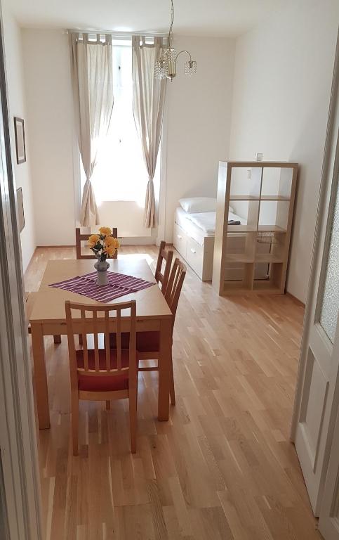 Sobieski Inner Ring Apartments - Bed and Breakfast Wenen