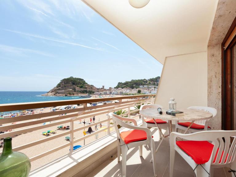 LETS HOLIDAYS Apartment sea views on the beach 3 - Bed and Breakfast Tossa de Mar
