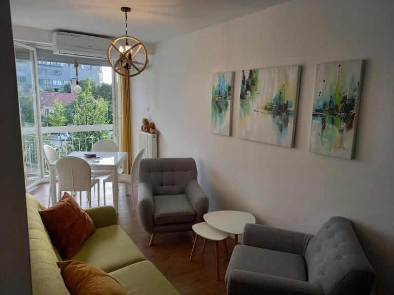 AAA Apartment- Near City Center & Bus Station - Bed and Breakfast Pristina