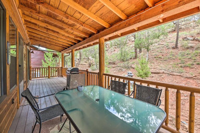 3 Mi to Fool Hollow Lake: Cozy Cabin w/ Deck - Chambres d'hôtes Show Low