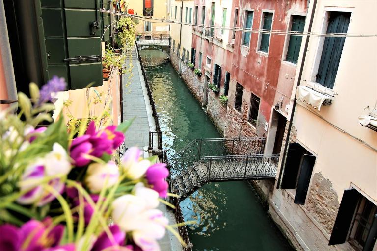 Charming canal view San Marco apartment - B&B Venecia