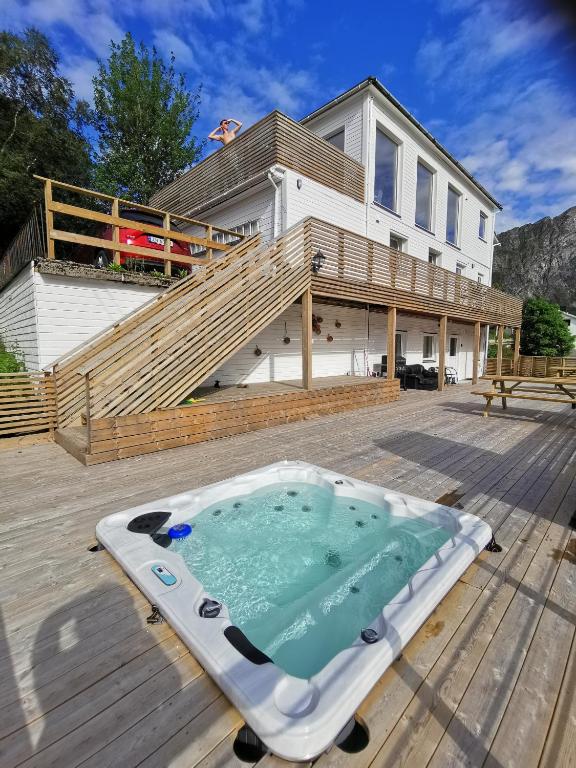 Waterfront Senja - Bed and Breakfast Torsken