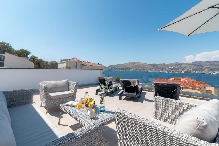 Vila uz more - Ferienwohnung Okrug Gornji