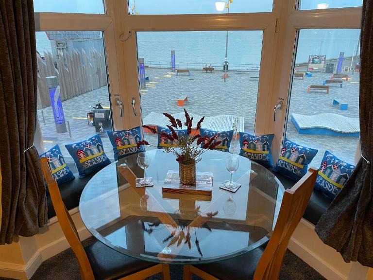 HARBOUR VIEW HOLIDAY LET - Entire 3 Bedroom Maisonette With Spectacular Harbour And Sea Front Views Sleeps 5 - Ferienwohnung Bridlington