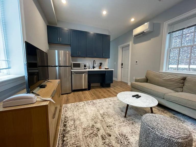 The King Suite at Prince Street Inn ADA Accessible - B&B Alexandria