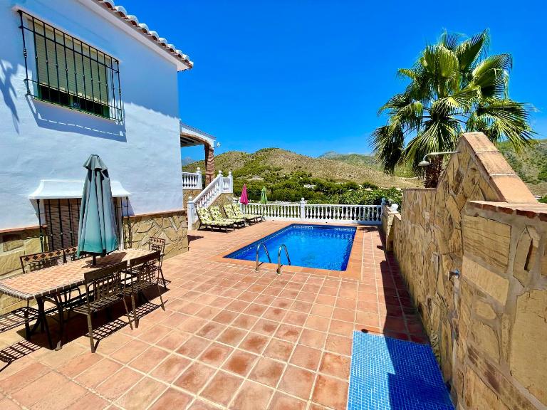 VILLA NURIA, private pool, parking, BBQ, 5 minutes from Frigiliana, Nerja and its beaches, easy access - B&B Frigiliana
