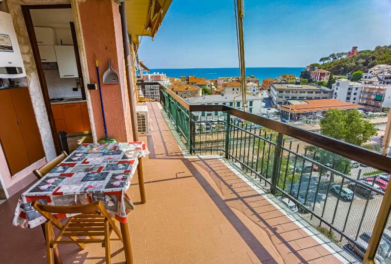 Luminoso appartamento vacanze vista mare in centro - B&B Celle Ligure