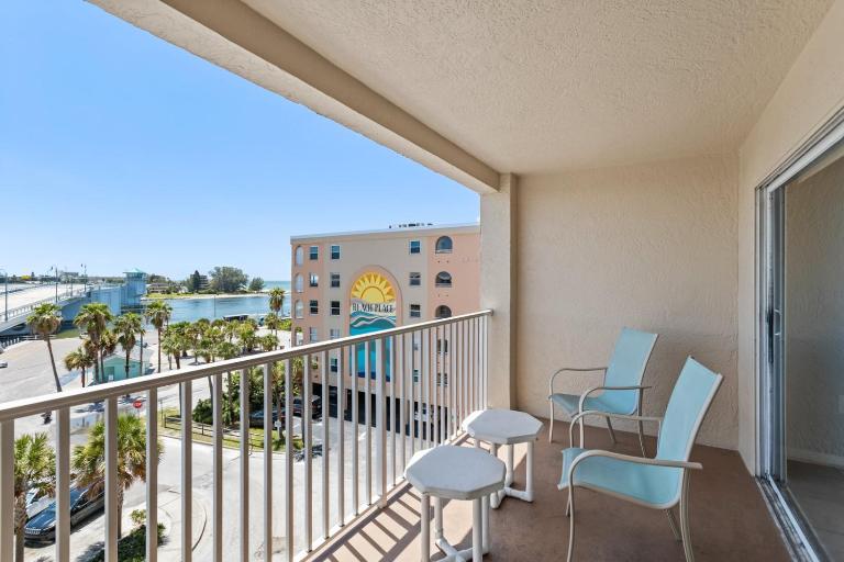 Beachfront Complex - 2b 2b - Beach Place #403 - B&B Saint Pete Beach