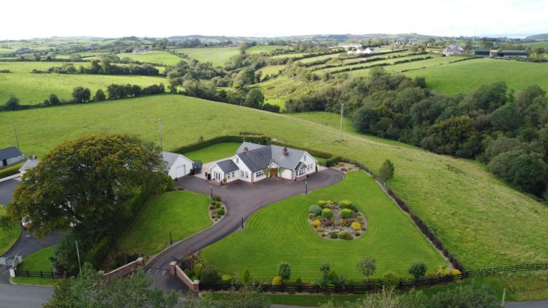 Dungannon 2 Bed Bungalow - Sleeps 5 - Pet Friendly - Bed and Breakfast Dungannon