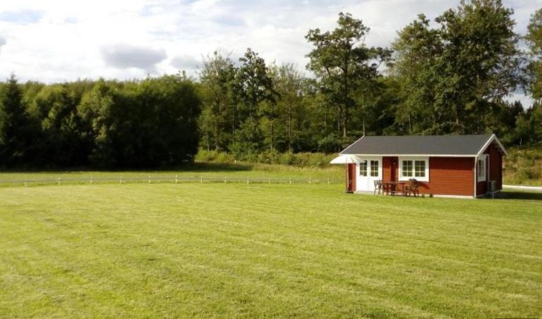 Cozy Cottage near lake - B&B Hässleholm