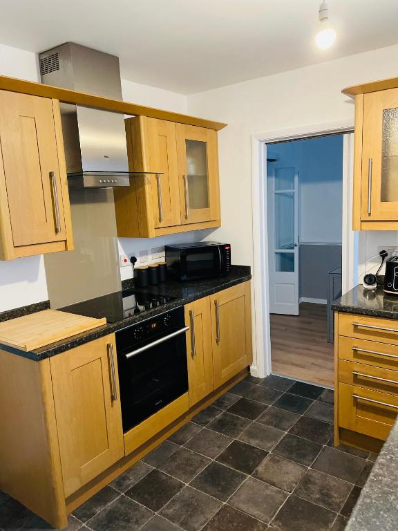 Lovely Modern 3 Bedroom Home with Private Garden & Large Driveway Fits 2 Vans Ideal for Contractors NHS & Long Term Stays Easy Access to M6, Walsall & City Centre - B&B Wolverhampton