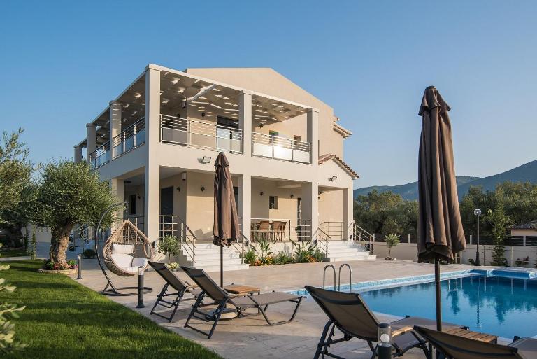 Daisy's Garden - Villa with Private Pool, Ideal for Large Groups, by ZanteWize - Ferienwohnung Dhrákas