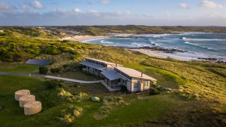 Turnstone Beach House - Bed and Breakfast Loorana