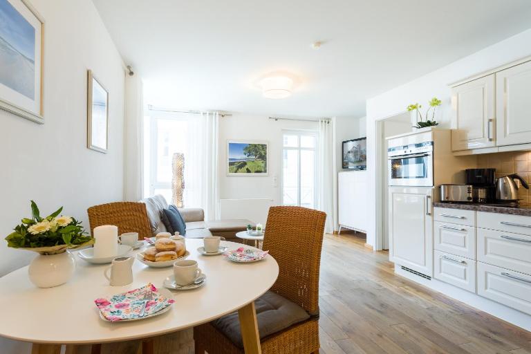Villa Helene - Seemöwe mit Meerblick und Strandkorb am Strand - B&B Ostseebad Binz