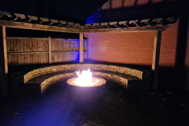 Detached luxury 5 bed house, lanscaped garden, fire pit, parking, can sleep families or workers - B&B Hockering