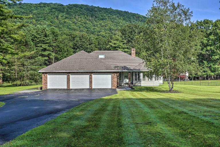 Riverside Retreat in Catskill Mountains with Pool, Hot Tub & Game Room - B&B Starlight